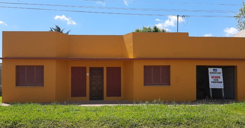 VENDO AMPLIA CASA EN COLONIA HOCKER!!