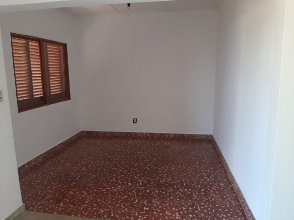 VENDO AMPLIA CASA EN COLONIA HOCKER!!