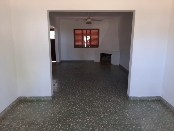 VENDO AMPLIA CASA EN COLONIA HOCKER!!