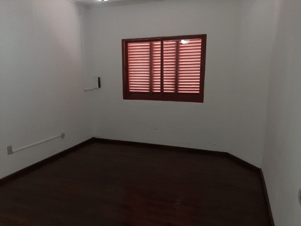 VENDO AMPLIA CASA EN COLONIA HOCKER!!