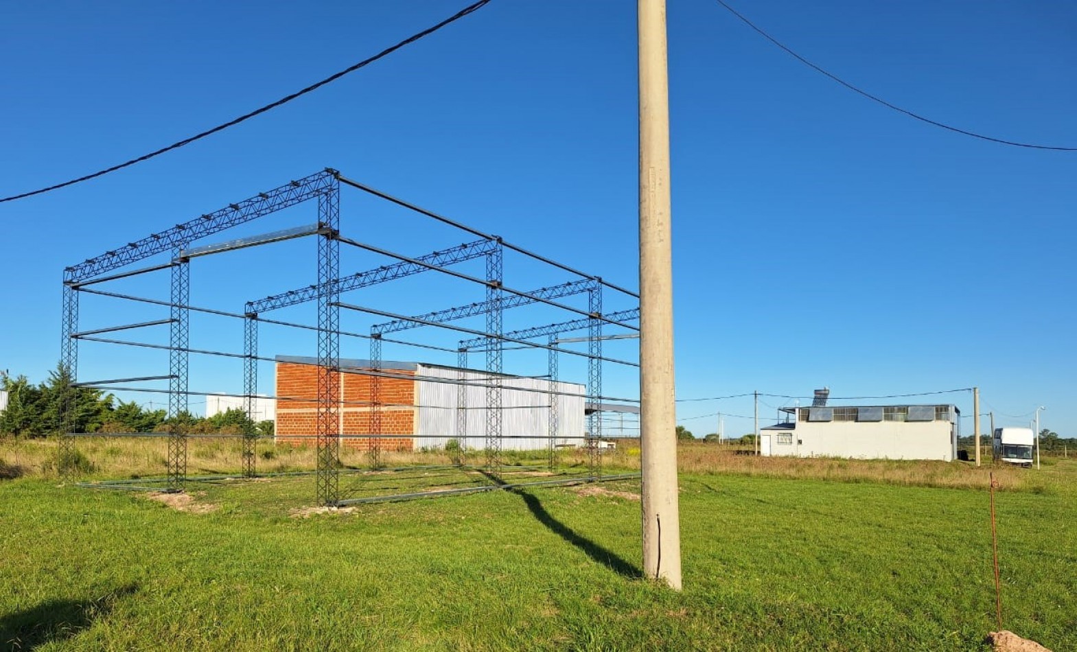 VENDO LOTE CON ESTRUCTURA PARA TINGLADO!!