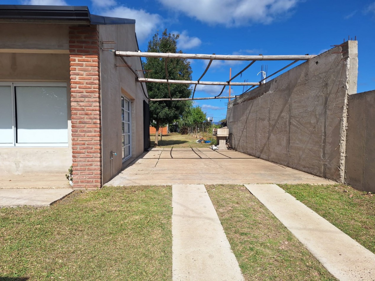 VENDO EXCELENTE CASA EN VILLA ELISA!!